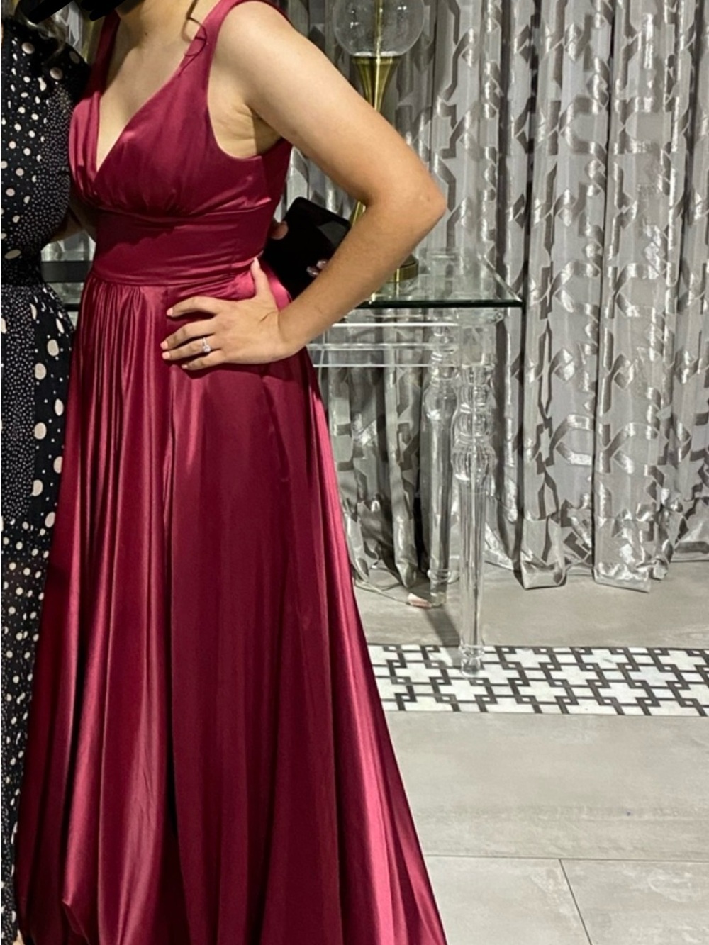 Elegant Burgundy Satin V-Neck Evening Dress